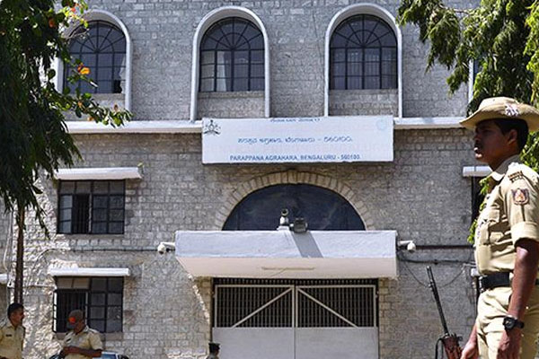 ಒಂದು ಚೂರು ಭಯಾನೇ ಇಲ್ಲ ಸ್ವಾಮೀ! ಪರಪ್ಪನ ಅಗ್ರಹಾರದಲ್ಲಿ ಕೈದಿಗಳ ಪುಂಡಾಟ: ಅಸಿಸ್ಟೆಂಟ್ ಜೈಲರ್ ಮೇಲೆ ಹಲ್ಲೆ